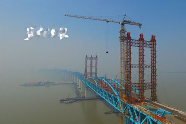 沪通大桥施工事故，吊机和桥梁一同掉落
