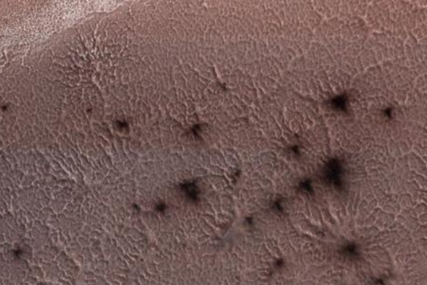 美国宇航局公布火星奇特蜘蛛状地形照片