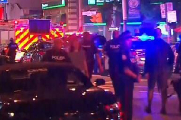多伦多大规模枪击，目击者称枪手开了15-20枪